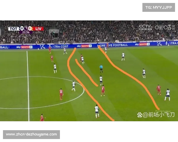 热刺主场战利物浦，双方球迷看台标语互讽